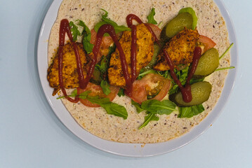 domowej roboty tortilla z grillowanym kurczakiem © Shock0991