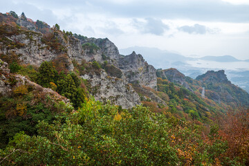 Fototapeta premium 日本の香川県の小豆島の寒霞渓の秋の美しい紅葉