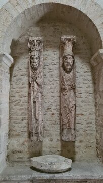 Statues des deux Saint-Patrons Philibert et Val&eacute;rien (chauffoir de l'abbaye Saint-Philibert de Tournus)