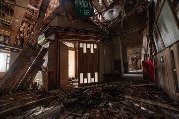 廃墟となった廃旅館の内観