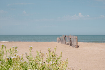 playa tranquila con cielo azul y vallas