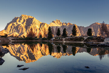 reflejo montañas en el lago di limides en las montañas dolomitas, Italia