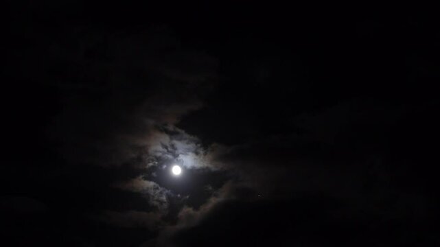 Schnell ziehende Wolken verdecken den Vollmond - herbstliche Impressionen &uuml;ber dem Ruhrgebiet - Timelapse / Zeitraffer