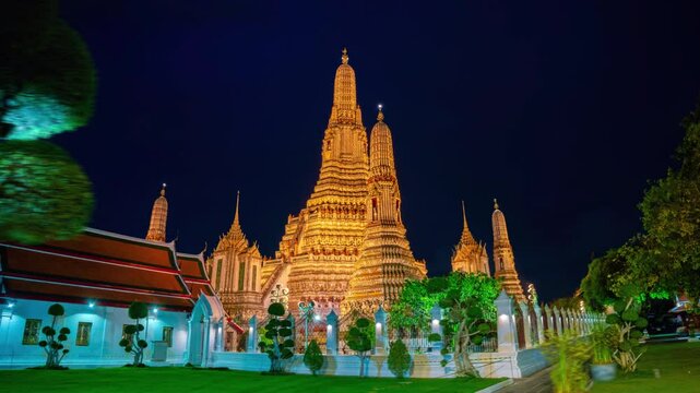 Hyperlapse video of Wat Arun in Bangkok, Thailand at night
