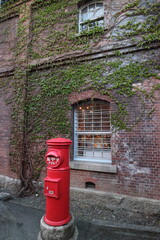 レンガ造りの前にある古い郵便ポスト