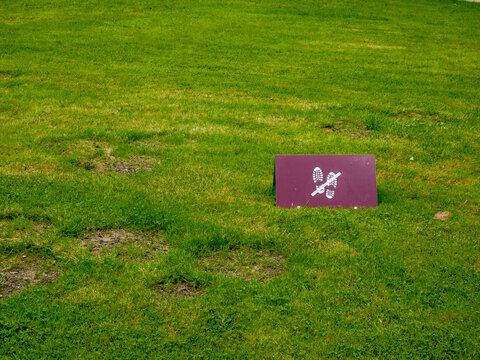 Please do not walk on the grass sign on a grass lawn