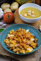 Plato con huevos rotos con patatas y chorizo al estilo de Canarias