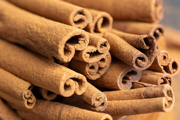 whole spice cinnamon and powdered cinnamon on the table