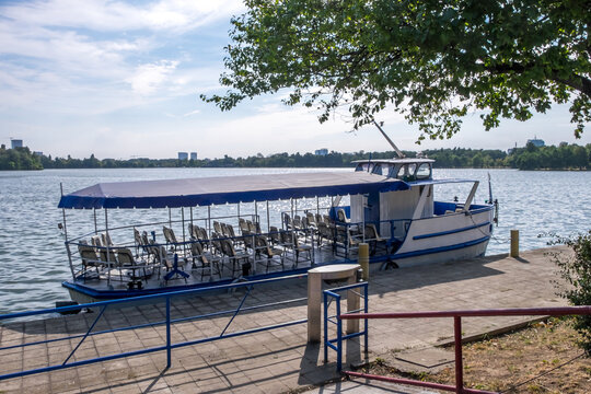 Barcos para excursionistas en el lago del parque Herastrau en el centro urbano de la ciudad de Bucarest, Ruman&iacute;a