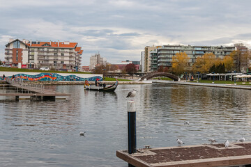 Paisagem serena vista do Cais da Fonte Nova, Aveiro, com seus canais tranquilos, barcos coloridos e...