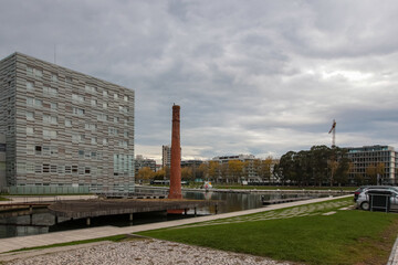 Obraz premium Paisagem serena vista do Cais da Fonte Nova, Aveiro, com seus canais tranquilos, barcos coloridos e arquitetura típica, refletindo a beleza única e o charme pitoresco da cidade portuguesa