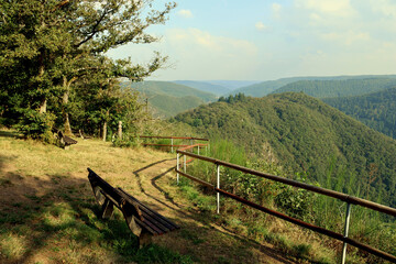 Hügelige Eifellandschaft beim Kurort Bad Bertrich in der Eifel im Landkreis Cochem-Zell. Aussicht vom Aussichtspunkt 