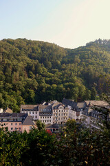 Der Kurort Bad Bertrich mit Blick auf den Kurgarten im Landkreis Cochem-Zell zwischen bewaldeten Hügeln. Aussicht vom Wanderweg Wasserfall-Erlebnisroute.