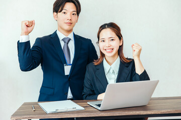 チームで協力して仕事するビジネスマン達
Businessmen working together as a team