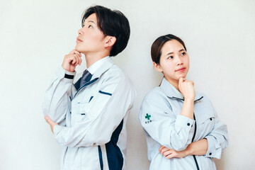 作業着を着て働く男女が悩む
Men and women who work in work clothes are worried