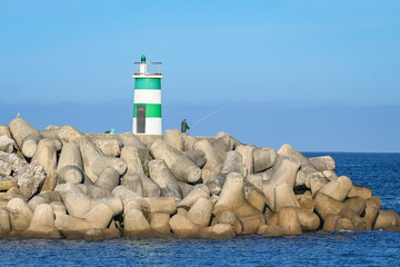 Vista da Praia Sul da Nazaré, com suas águas calmas, areia dourada e falésias imponentes,...