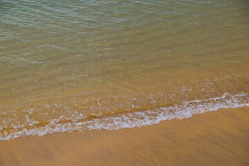 Calma na costa maritima com areia amarela na praia