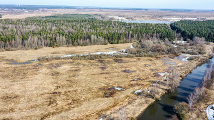 Полет на дроне вид на зимнюю реку с птичьего полета красивая природа лес после зимы
