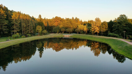Красивый вид на небольшое озеро с птичьего полета летнее озеро полет на дроне вечерний закат