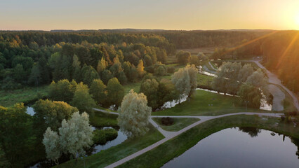 Красивый вид на небольшое озеро с птичьего полета летнее озеро полет на дроне вечерний закат
