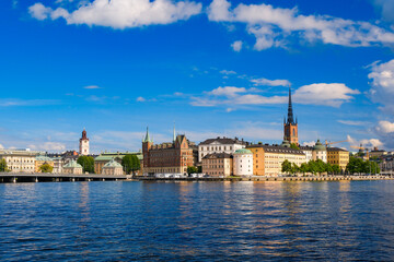 Naklejka premium スウェーデン ストックホルムの湖と旧市街の街並み