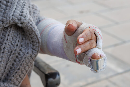 Vendaje con f&eacute;rula para inmovilizar rotura o lesi&oacute;n en el dedo anular