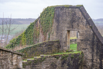 remparts de la citadelle de Montmédy dans la Meuse un jour de pluie en hiver