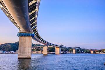 Fototapeta premium 初秋の夜明け前の牛深ハイヤ大橋 熊本県天草市 Ushibuka Haiya Bridge before dawn in early autumn. Kumamoto Pref, Amakusa City.