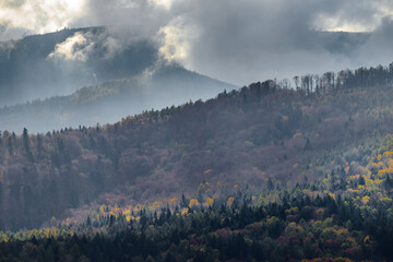 Jesienny pochmurny górski krajobraz z gęstymi chmurami © piotr