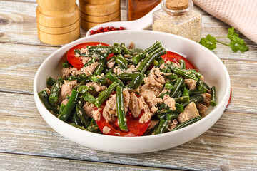 Salad with canned tuna and beans