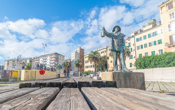 Statue du p&ecirc;cheur au port de Savone, Italie.