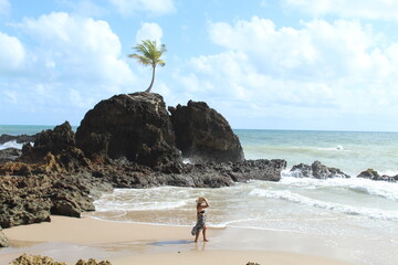 pedra do coqueiro na praia de tambaba, conde, paraíba