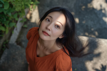 Naklejka premium 上を見上げるアラフォーの日本人女性