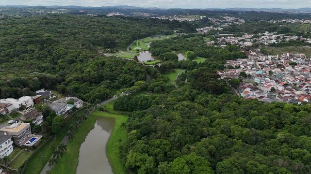 Uma vista a&eacute;rea do Parque Tingui, Curitiba, Paran&aacute;. Um lugar incr&iacute;vel em meio a capital do estado. 