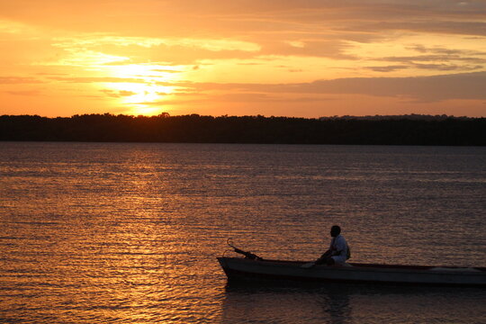 barco no por do sol da praia do jacar&eacute;, cabedelo, para&iacute;ba