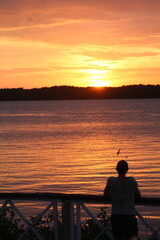 Fototapeta premium mulher apreciando o por do sol na praia do jacaré, cabedelo, paraíba