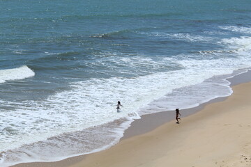 pessoas n&atilde;o identificadas na praia de ba&iacute;a da trai&ccedil;&atilde;o, para&iacute;ba 