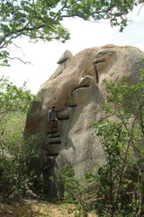 mulher na pedra da escada em baraúna, paraíba