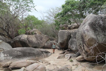 Obraz premium turista no complexo arqueológico do corredor, baraúna, paraíba 