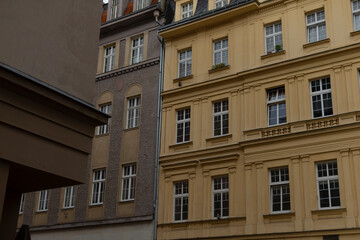 Obraz premium The facade view of vintage buildings beautifully showcases various architectural styles set within an urban environment that is rich with culture and history, drawing the eye of every observer