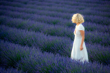 Donna in Provenza nei campi di lavanda di Valensole