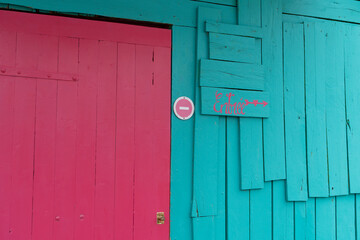 Détail d'une cabane colorée dans le port de Château-d'Oléron sur l'île d'Oléron en Charente-Maritime en France, Europe