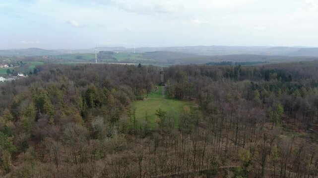 Drohnenaufnahme des Bismarckturms in Herford mit umliegender Landschaft