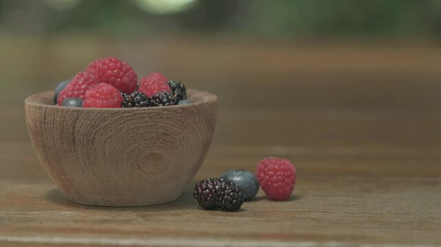 Frutos rojos en recipiente