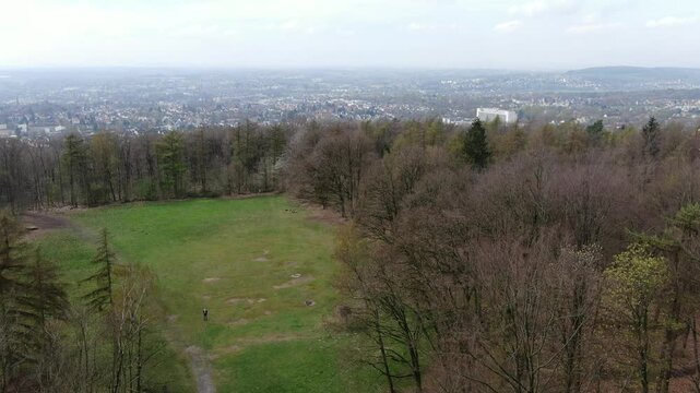 Drohnenaufnahme des Bismarckturms in Herford mit umliegender Landschaft