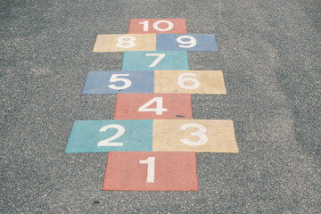 A chalkboard with the numbers 1 through 10 in a row