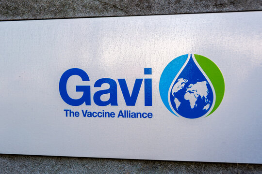 Gen&egrave;ve, Suisse - 16 novembre 2024: Enseigne et logo &agrave; l'entr&eacute;e du b&acirc;timent h&eacute;bergeant le si&egrave;ge de l'organisation internationale Gavi Alliance (Alliance mondiale pour les vaccins et l'immunisation)