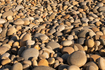 runde feine steine am strand des ozeans