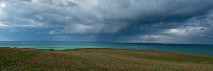 Panoramique de la c&ocirc;te d'Opale sous l'orage