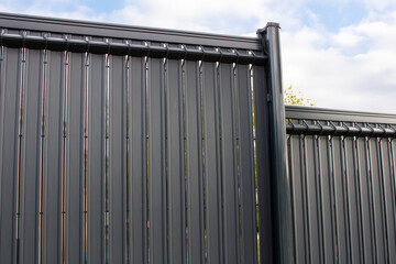 Cl&ocirc;ture gris anthracite, en lattes PVC rigide